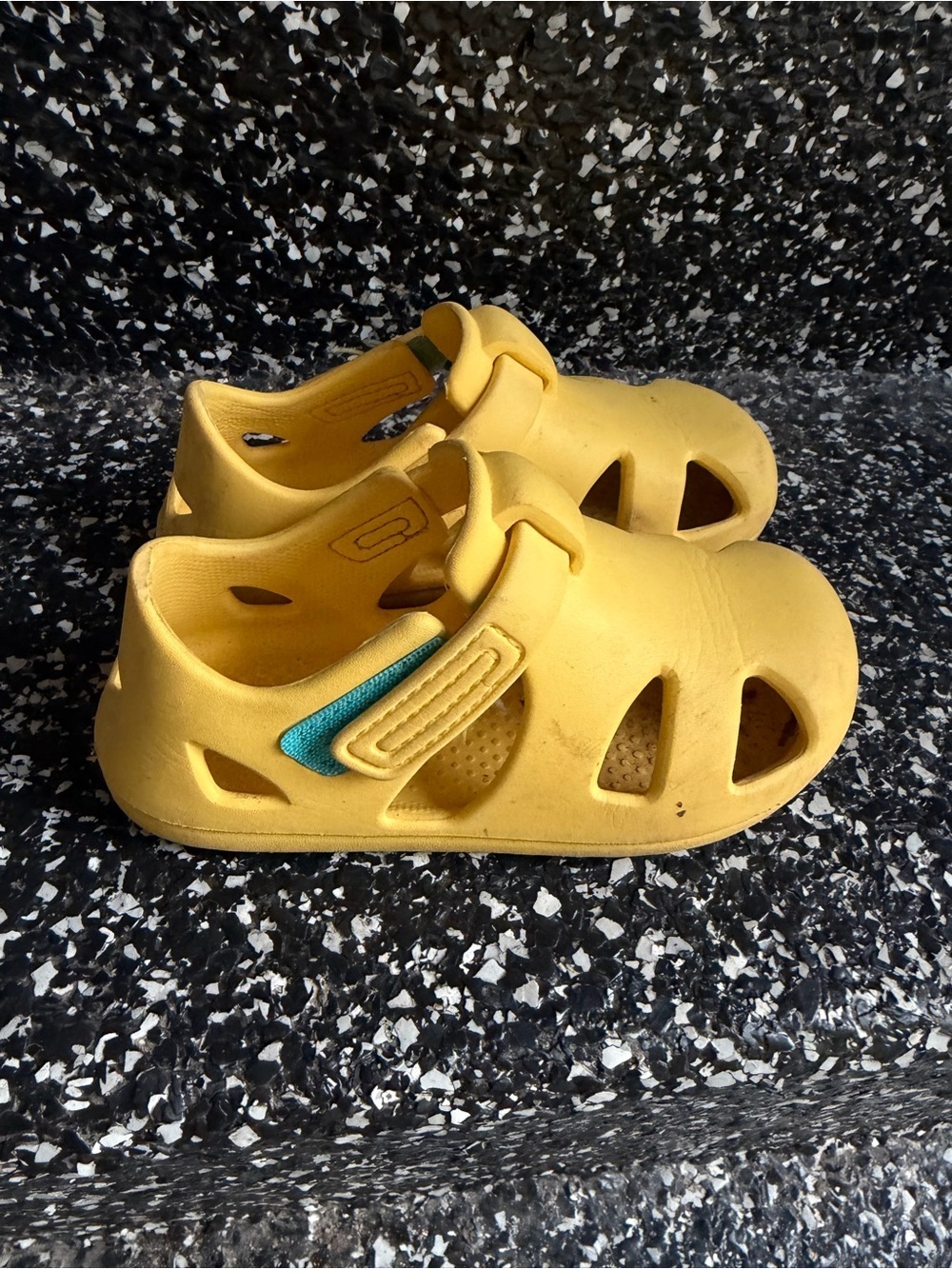 GUC Ten Little Splash Sandals Yellow Kids Shoes Size 11